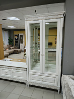 Шкаф витрина "БРИСТОЛЬ" (ГМ-6402), краситель - БЕЛЕННЫЙ ДУБ с ПАТИНОЙ - Триус